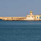 Alla fine del braccio si trova il faro, ristrutturato nel 2019, che con la sua singolare struttura bassa e circolare risplende alla luce del sole